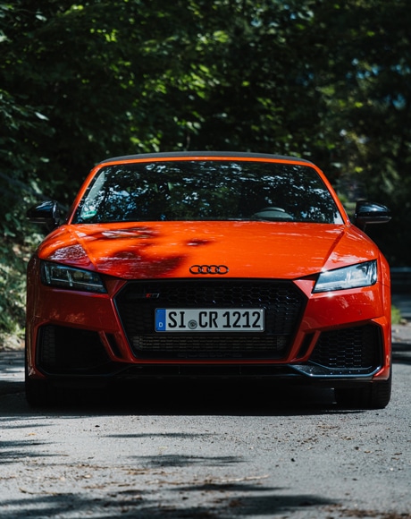 Frontansicht eines roten Sportwagens von Audi - jetzt mieten und echten Fahrspaß erleben!