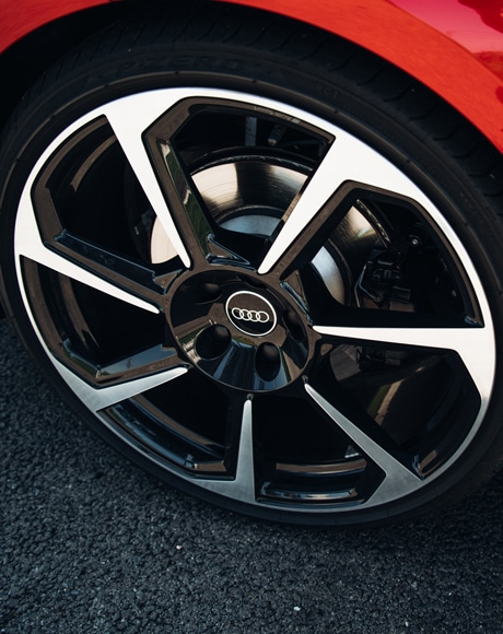 Felge eine roten Sportwagen von Audi - zur Miete über 57MOBIL erhältlich.