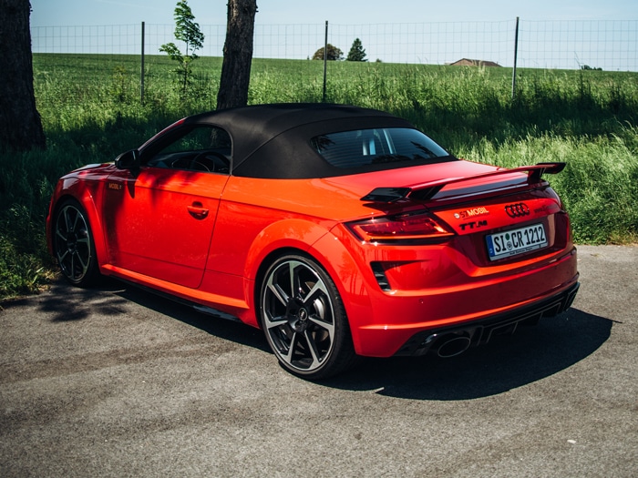 Heckansicht eines roten Sportwagens von Audi - über 57MOBIL zum Mieten verfügbar.