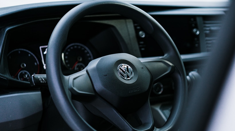 Lenkrad eines VW Transporters, der für mehrere Monate in Siegen zum Mieten zur Verfügung steht.