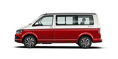 Seitenansicht eines rot-weißen VW Californias, den du für Roadtrips, Abenteuertouren oder längere Urlaubsreise mieten kannst.