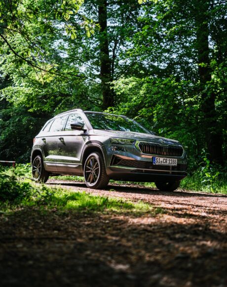 Skoda Karoq auf Waldweg | Autovermietung Siegen