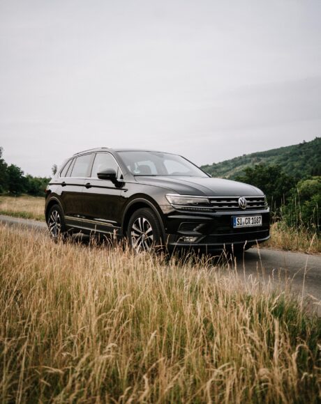 VW auf Feldweg | Autovermietung Siegen