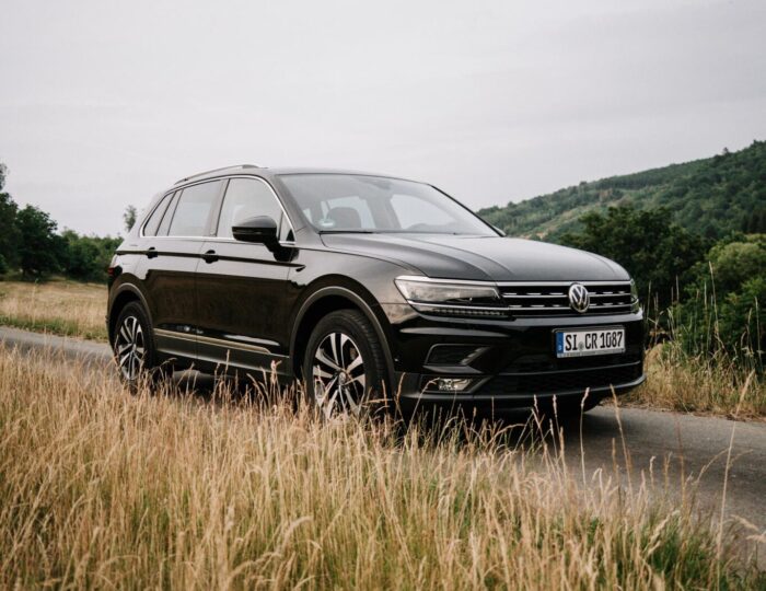 Auto zur Kurzzeitmiete an einem Feldweg