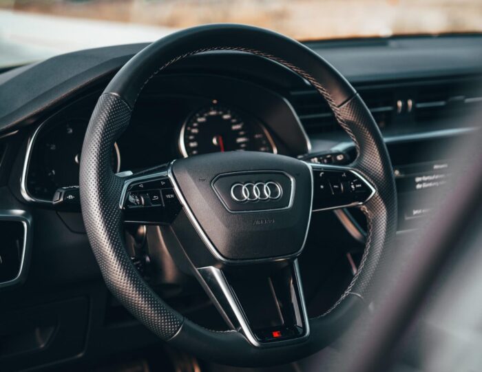 Lenkrad in einem Auto zur Kurzzeitmiete