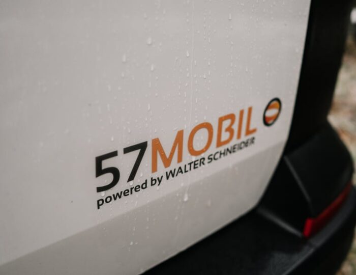 57MOBIL-Logo auf einem 7 Sitzer | Jetzt mieten