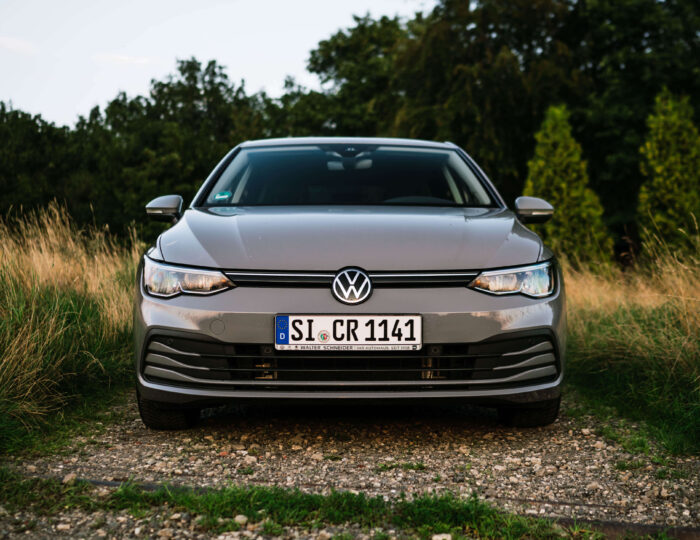 Frontansicht eines auf einem Feldweg abgestellten VW Golf 8 | Auto Abo