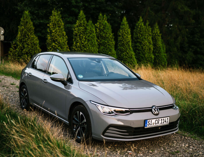 Blick auf einen, auf einem Feldweg geparkten, VW Golf 8 | Auto Abo