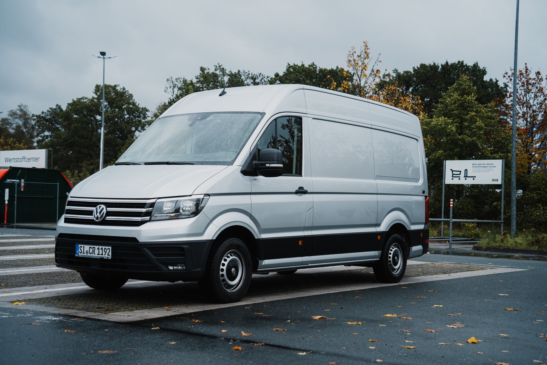 Seitenansicht eines VW Crafters auf einem Parkplatz | Transporter mieten